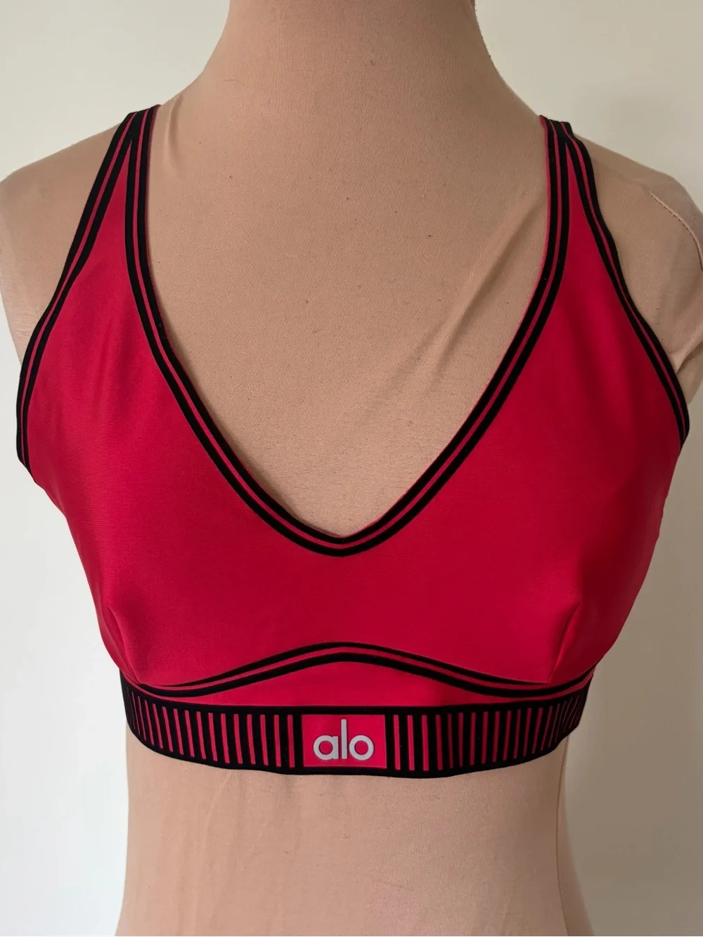 ALO YOGA Airlift Line Up Black Velvet Flocking Bold Red Sports Bra EUC Size M